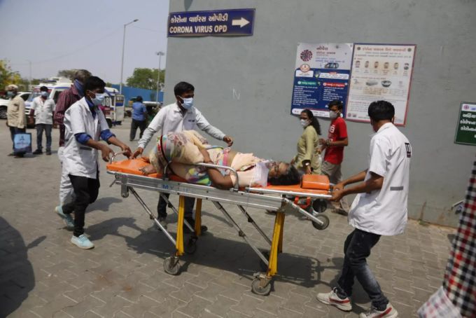 Eine Corona-Patientin wird in ein Spital in Indien transportiert. Coronavirus in Indien