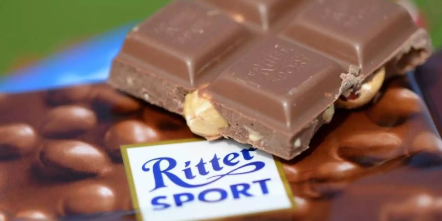 Ritter Sport hat eine ganz eigene Erklärung für den Misserfolg der hauseigenen Bio-Linie: Offenbar sei vielen Menschen Bio-Qualität bei Schokolade nicht so wichtig wie bei anderen Lebensmittelprodukten, heisst es von Unternehmensseite. Foto: picture alliance / Patrick Seeger/dpa