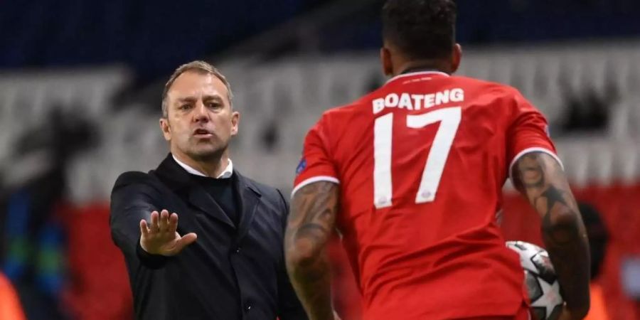 Die Diskussionen um die Zukunft von Trainer Hansi Flick werden nach dem Aus der Bayern in der Champions League nicht weniger werden. Foto: Franck Fife/3p-afp/dpa