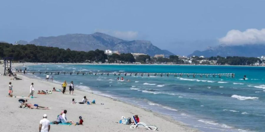 Auf Mallorca wie hier am Strand von Muro bleibt die Corona-Lage entspannt. Foto: Clara Margais/dpa