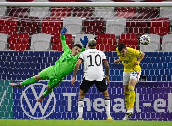 Lukas Nmecha von Deutschland (M) in Aktion gegen Torhüter Andrei Daniel Vlad (l) und Denis Ciobotariu (r)von Rumänien. Foto: Zsolt Szigetvary/MTI/AP/dpa Deutschland - Rumänien