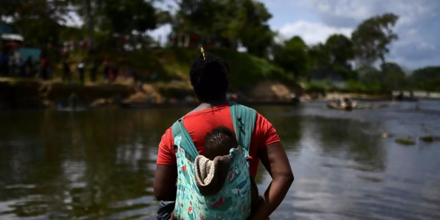 Migrant mit Kind am Chucunaque-Fluss