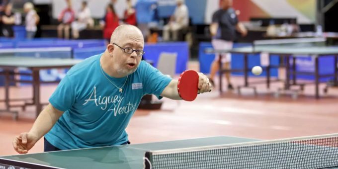 Ein Tischtennisspieler spielt den Ball bei einem Tischtennisturnier während den Special Olympics Schweiz 2018 in Genf zurück. Sportveranstaltung