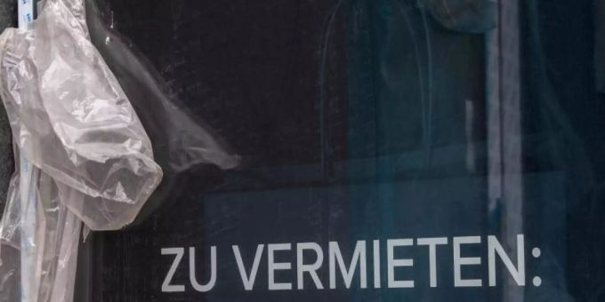 Ein Schild steht an einem Fenster eines geschlossenen Geschäftes am Kurfürstendamm in Berlin. (Archivbild). Foto: Paul Zinken/dpa-Zentralbild/dpa Ein Schild steht an einem Fenster eines geschlossenen Geschäftes am Kurfürstendamm in Berlin. (Archivbild). Foto: Paul Zinken/dpa-Zentralbild/dpa