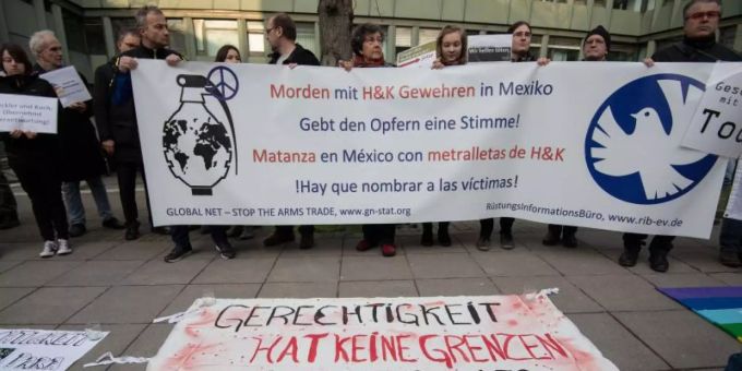 Demonstranten stehen vor der Urteilsverkündung im Prozess gegen ehemalige Mitarbeiter von Heckler und Koch mit einem Transparent vor dem Landgericht Stuttgart. Foto: Marijan Murat/dpa Demonstranten stehen vor der Urteilsverkündung im Prozess gegen ehemalige Mitarbeiter von Heckler und Koch mit einem Transparent vor dem Landgericht Stuttgart. Foto: Marijan Murat/dpa