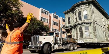 Ein Haus zieht innerhalb von San Francisco um