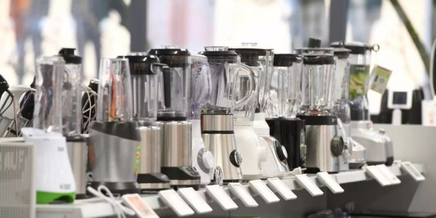 Eine Auswahl an Mixern in einem Elektrogeschäft. Küchentechnik war im vergangenen Jahr gefragt. Foto: Henning Kaiser/dpa