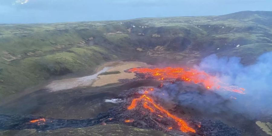 Lava fliesst aus dem Fagradalsfjall-Vulkan