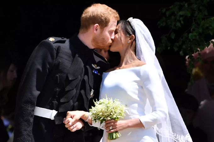 Prinz Harry, Herzog von Sussex und seine Frau Meghan, Duchess of Sussex, küssen sich nach ihrer Trauung vor der St.-George-Kapelle im Schloss Windsor. Harry und Meghan