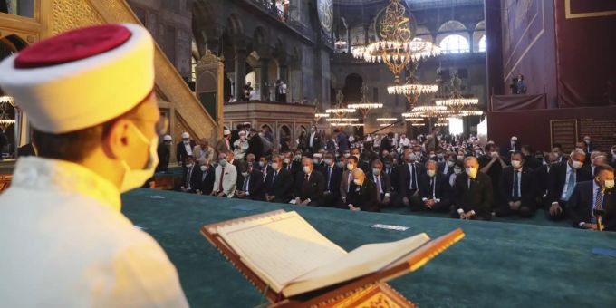 Ein Imam liest vor. (Symbolbild) imam