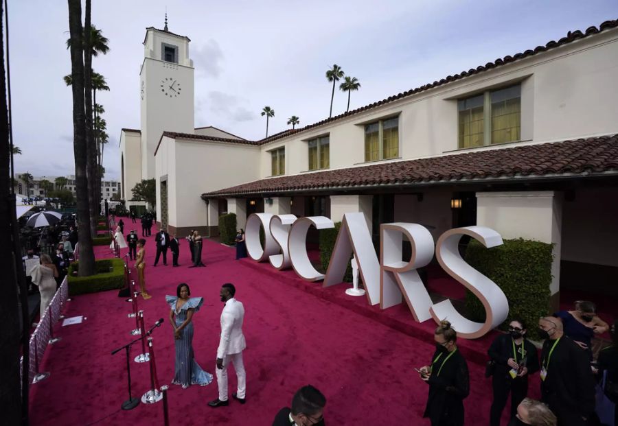 Regina King (links) und Aldis Hodge auf dem Roten Teppich an den Oscars in Los Angeles.