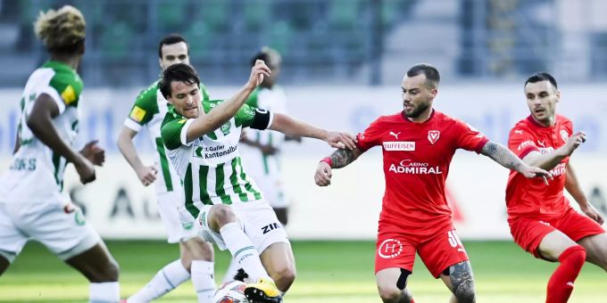 St. Gallens Lukas Görtler behauptet den Ball gegen Gabriel Lüchinger vom FC Vaduz. FC ST. Gallen