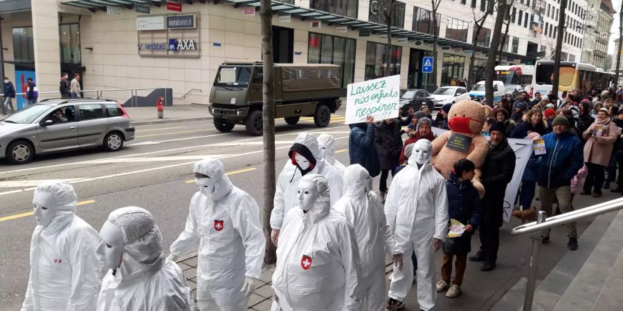 Die Demonstranten «opfern symbolisch» ein Plüschtier.