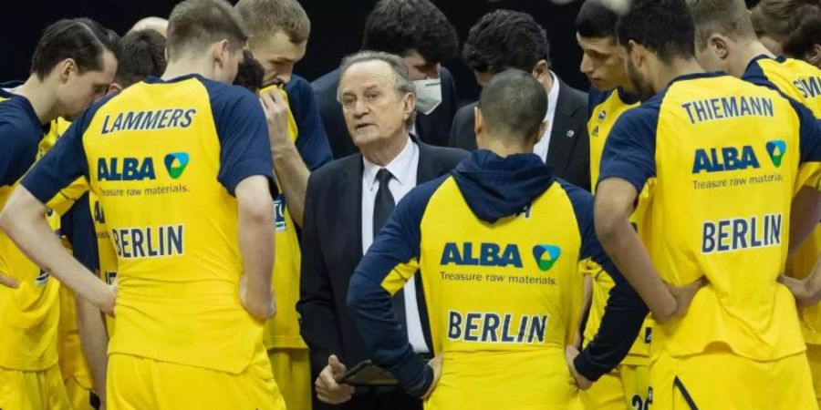 Die Spieler von Alba Berlin haben sich um Trainer Aito Garcia Reneses (M) versammelt. Foto: Andreas Gora/dpa