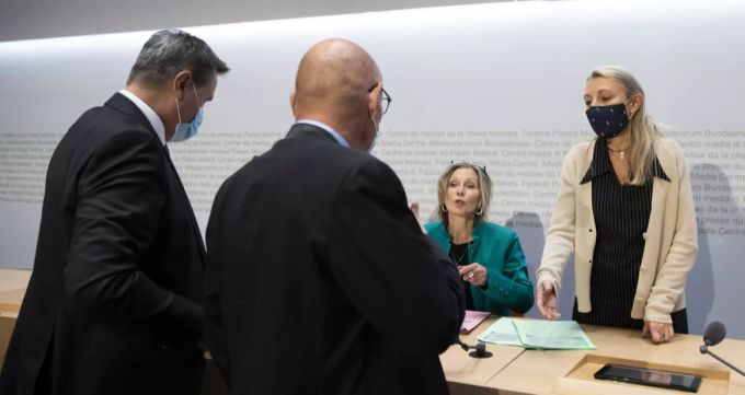Alfred Heer, Präsident der Geschäftsprüfungsdelegation GPDel und Nationalrat der SVP-ZH, vorne Mitte, diskutiert mit Werner Salzmann, Ständerat SVP-BE, Maya Graf, Ständerätin GP-BL, und Yvonne Feri, Nationalrätin SP-AG, von links, am Ende einer Medienkonferenz der GPDel zum Thema Crypto AG, am Dienstag, 10. November 2020, in Bern. GPDel Geschäftsprüfungsdelegation