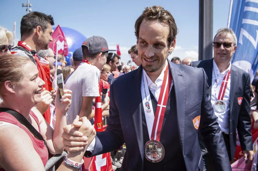 Bisheriger Höhepunkt ist der Gewinn der Silbermedaille an der WM 2018. Am Flughafen Zürich werden Fischers «Eisgenossen» wie Helden empfangen.