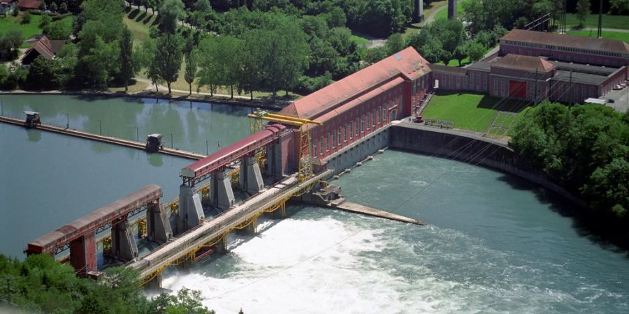 Das Wasserkraftwerk in Eglisau aus der Luft betrachtet.