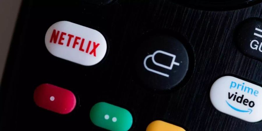 Amazon Prime Video und Netflix auf einer Fernbedienung. Foto: Rolf Vennenbernd/dpa