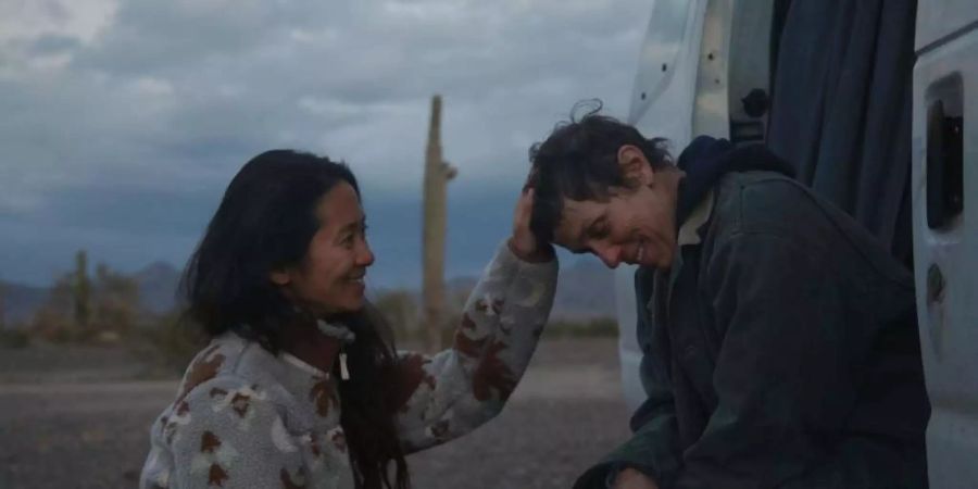 Die Regisseurin Chloé Zhao (l) steht mit der Schauspielerin Frances McDormand am Set von «Nomadland». Foto: -/Searchlight Pictures/AP/dpa