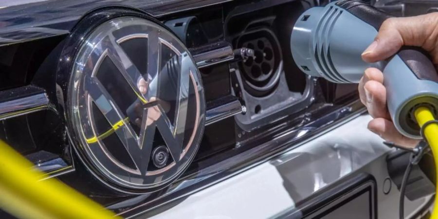 Ein Ladekabel an einem elektrisch betriebenen Passat. Foto: Michael Kappeler/dpa