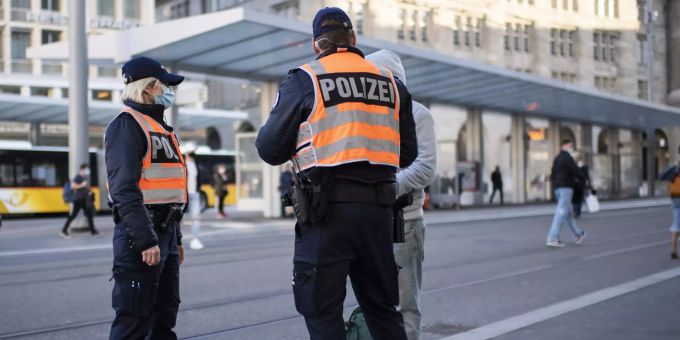 Polizeikontrolle am Freitag, 9. April 2021, am Bahnhof in St. Gallen. In der Stadt werden erneut Grosskontrollen durchgeführt. Dies, nachdem es an zwei Freitagen zu Ausschreitungen coronamüder Jugendlicher gekommen war. coronavirus