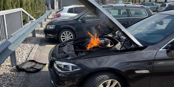 Das Auto eines 29-jährigen Mannes ist in Brand geraten.