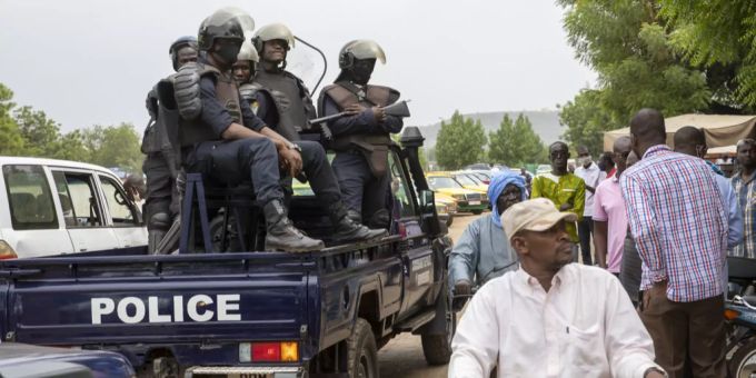 Malische Polizisten versammeln sich vor der Bourse du Travail, wo sich streikende Arbeiter versammelten, um gegen die Verhaftung von Präsident Bah N'Daw und Premierminister Moctar Ouane durch das Militär in Bamako, Mali, Dienstag, 25. Mai 2021, zu protestieren. Mali