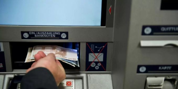 In Deutschland gibt es immer weniger Bankfilialen. In Deutschland gibt es immer weniger Bankfilialen.