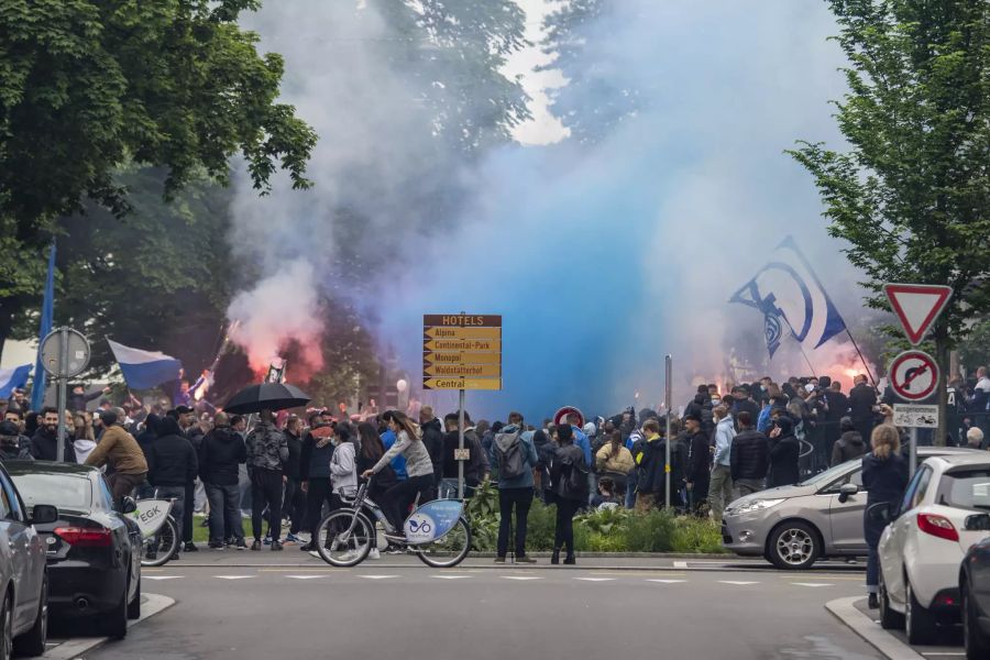 Zahlreiche Fans des FC Luzern schauen sich das Spiel gemeinsam im Vögeligärtli Park an.