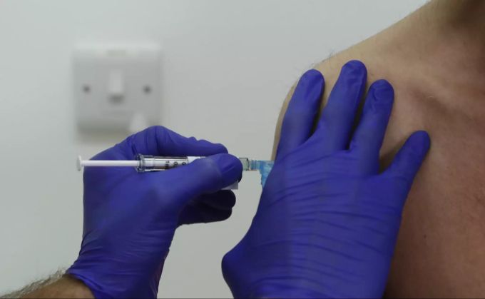 Eine Novavax-Impfung gegen das Coronavirus wird einem Probanden verabreicht. Coronavirus Novavax Impfstoff