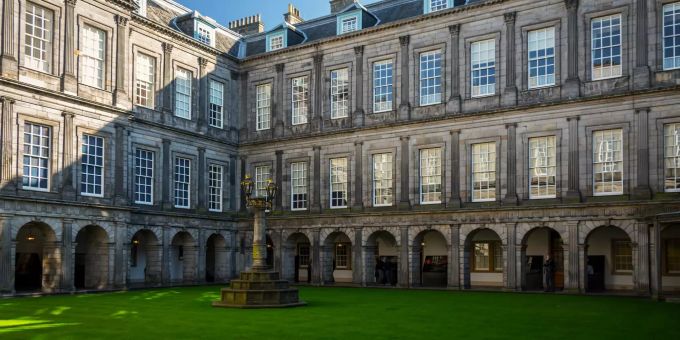 Der Holyrood Palast ist der offizielle Wohnsitz der Queen Elizabeth in Schottland. queen elizabeth
