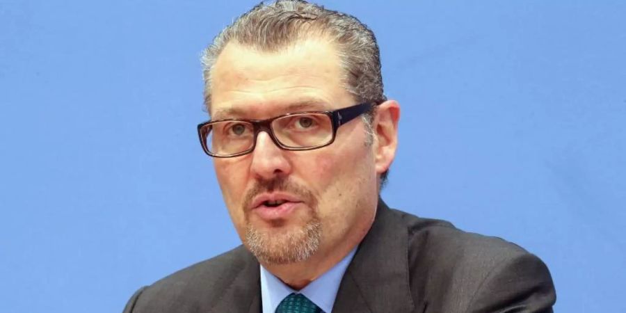Arbeitgeberpräsident Rainer Dulger fordert, die Betriebsärzte rasch in die Corona-Impfungen einzubeziehen. Foto: Wolfgang Kumm/dpa