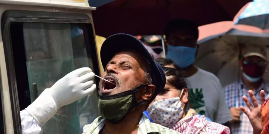 Mehr als 386.000 Corona-Neuinfektionen wurden binnen eines Tages in Indien registriert - so viele wie noch nie. Foto: Sumit Sanyal/SOPA Images via ZUMA Wire/dpa
