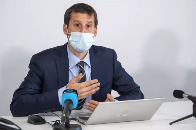 Simon Regard, Co-Leiter des Sektors für übertragbare Krankheiten des kantonsärztlichen Dienstes, spricht beim Pressegespräch am 1. April 2021 in Genf über die Impfsituation in Genf. Simon Regard