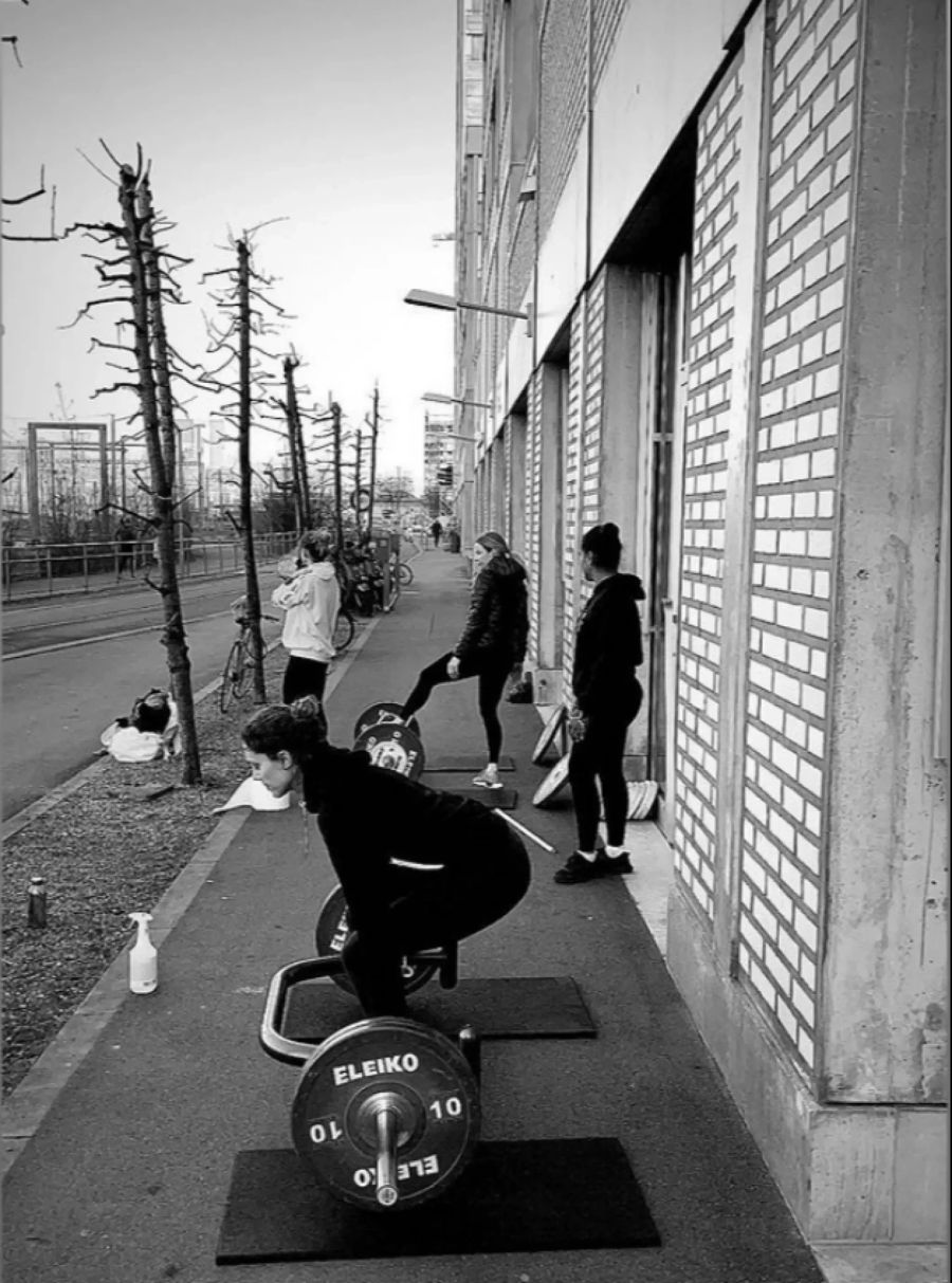 Gym geht auch draussen. Dies beweist der «Klub der Sportfreunde» in Zürich.