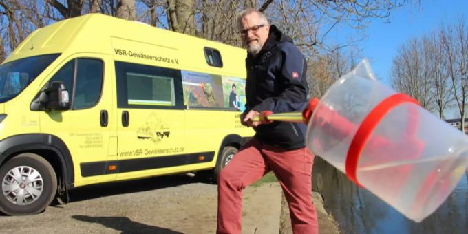 Harald Gülzow vom VSR-Gewässerschutz nimmt eine Wasserprobe. Nitrate VSR-Gewässerschutz