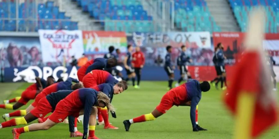Leipzigs Spieler wärmen sich vor dem Spiel auf. Foto: Jan Woitas/dpa-Zentralbild/dpa