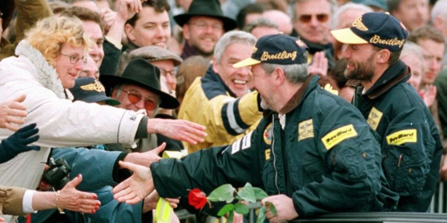 Die Abenteurer Bertrand Piccard (links) und Brian Jones (rechts) wurden nach ihrem Ballon-Weltrekordflug bei der Rückkehr nach Genf frenetisch gefeiert. (Archivbild)