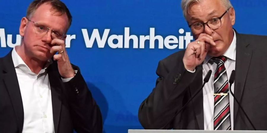 Die beiden Landesvorsitzenden Dirk Spaniel (l) und Bernd Gögel stehen beim Landesparteitag nebeneinander. Foto: Uli Deck