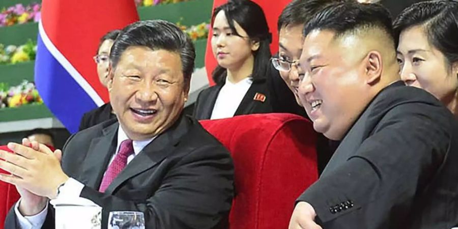 Gute Stimmung zwischen Xi Jinping (l.), Präsident von China, und Norkoreas Machthaber Kim Jong Un. Foto: KCNA/KNS/AP