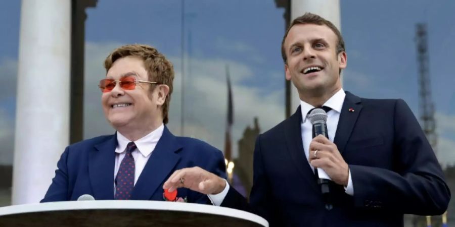 Präsident Macron (r.) mit Elton John