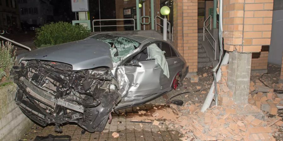 Der Autofahrer wurde beim Unfall verletzt.