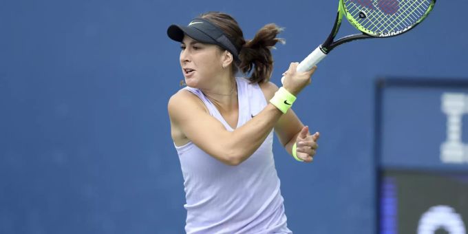 Belinda Bencic schlägt eine Vorhand. Belinda Bencic