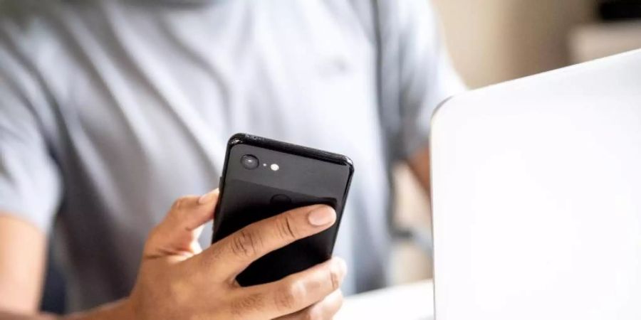 Um online aufs Konto zugreifen zu können, müssen Bankkunden sich künftig zweifach ausweisen - etwa mit einer TAN, die aufs Handy geschickt wird. Foto: Zacharie Scheurer