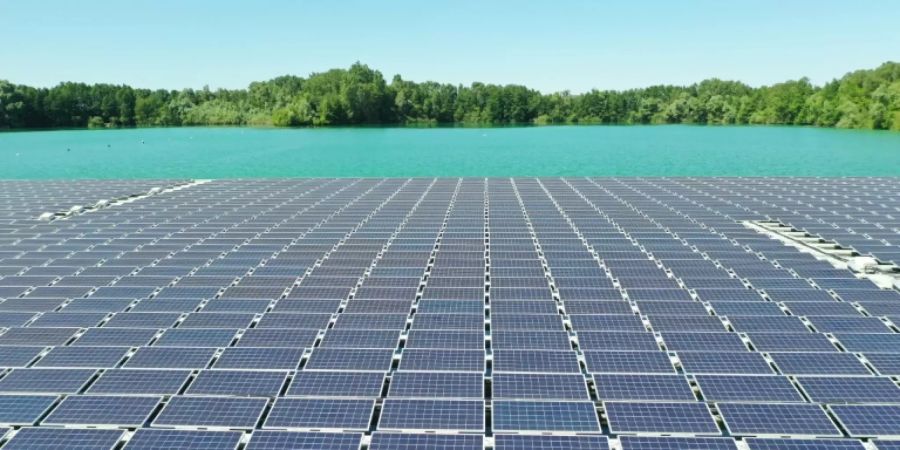 Photovoltaik-Anlage auf einem Baggersee