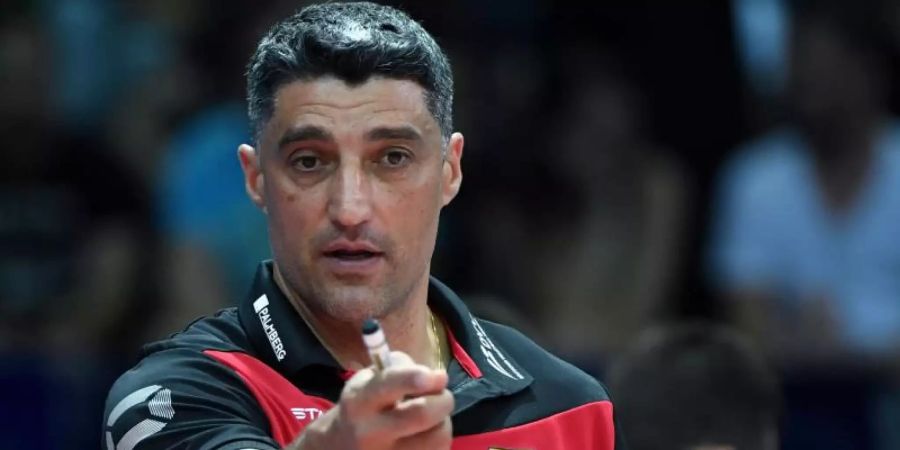 Volleyball-Bundestrainer Andrea Giani musste sich mit seinem Team auch im zweiten EM-Gruppenspiel geschlagen geben. Foto: Hendrik Schmidt