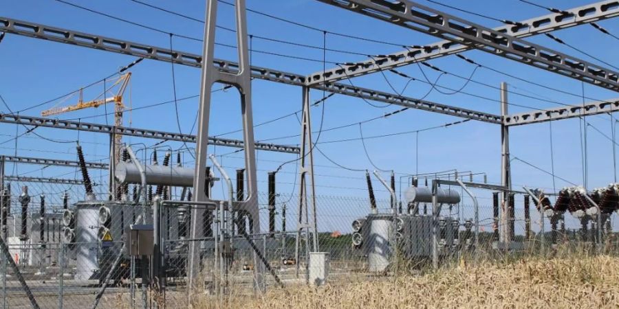 Mit vier Sonderkonvois treffen in den kommenden Tagen bei der Station Monteynan-Hauterive unweit von Freiburg «Megatrafos» aus Deutschland ein.