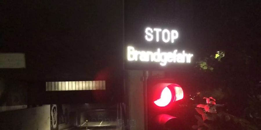 In der Einstellhalle im Berner Jupiterquartier ist in der Nacht auf Montag ein Brand ausgebrochen. Der Sachschaden dürfte mehrere 100'000 Franken betragen.