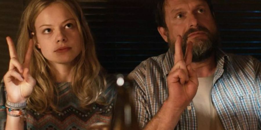 Hannah (Emma Bading) und ihr Papa Mike (Peter Trabner) schwören Claudia im Wohnwagen, das alles ist Ordnung ist. Das ist es natürlich nicht. Foto: ZDF/Thomas Förster