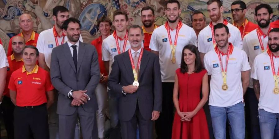 Spaniens König Felipe VI. (M) bekam die Goldmedaille um den Hals gehängt. Foto: Jesús Hellín/Europa Press